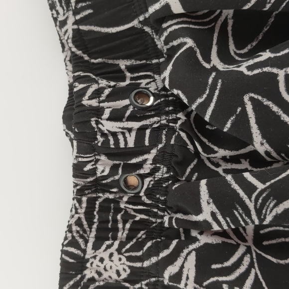 Cotton On Body Running Shorts Size XS Black White Floral Pattern Bike Pants - Picture 4 of 7